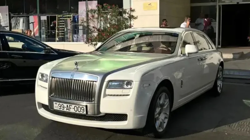 Bakıda 375 minlik Rolls Royce hərraca çıxarıldı