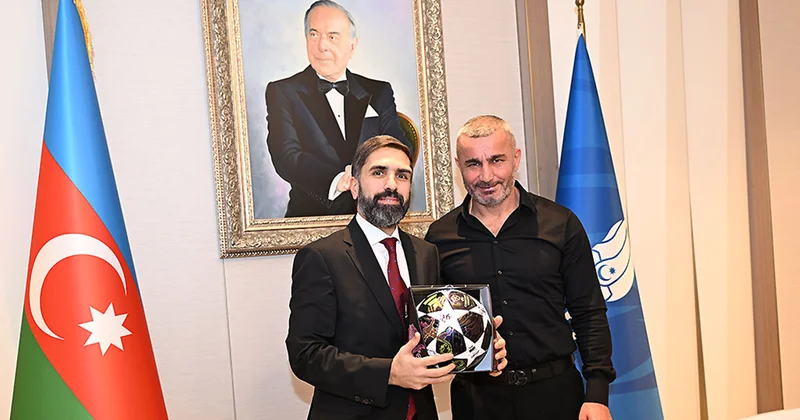 Rövşən Nəcəf Qurban Qurbanova hədiyyə verdi Yenilənib