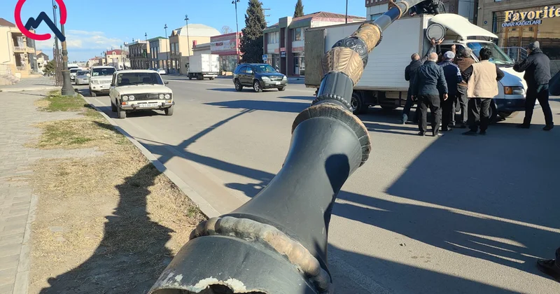 Gəncədə işıq dirəyi 2 avtomobilin üzərinə aşdı FOTOLAR