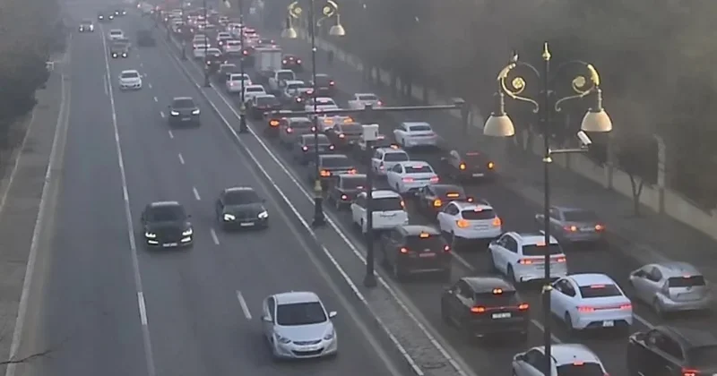 На ряде улиц и проспектов Баку затруднено движение транспорта