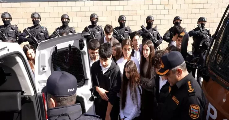 Məktəblilər polis idarəsinə toplaşdı FOTOLENT VİDEO