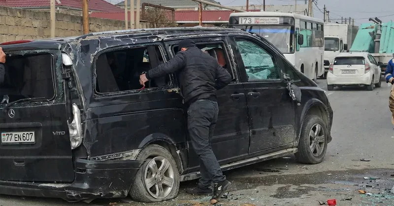 В Баку микроавтобус попал в ДТП: ВИДЕО