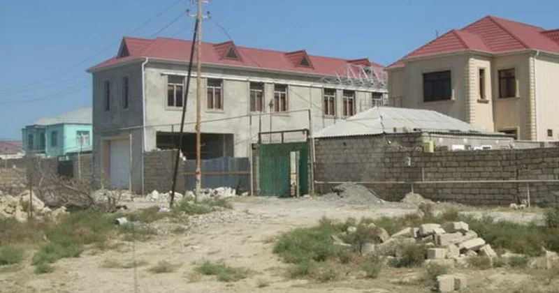 “Qanunsuz tikili nə deməkdir?” İqtisadçı 30 illik problemdən danışdı