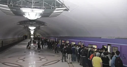 Metroda problem yaşandı Qatarlar gecikdi