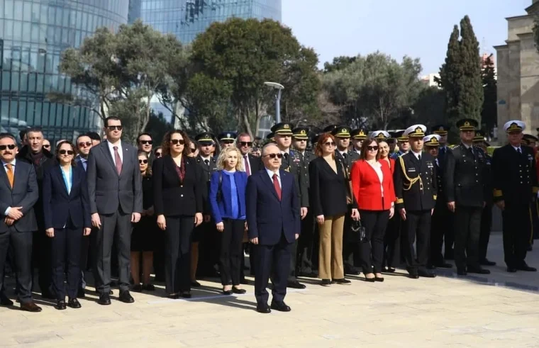 Çanaqqala Zəfərinin 110 cu ildönümü münasibətilə Bakıdakı “Türk şəhidliyi” abidəsi ziyarət olunub Yeni Gündəm