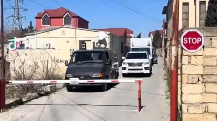 Bakıda imkanlı şəxslər yolu şlaqbaumla bağlayıb QURUMLARDAN REAKSİYA YOXDUR VİDEO