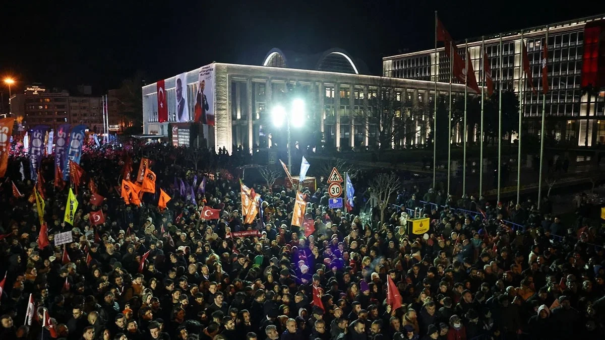 İstanbulda İmamoğlunun saxlanılmasına etiraz mitinqi keçirilir FOTO