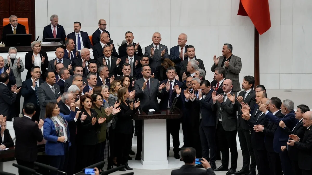 CHP dən olan millət vəkilləri Türkiyə parlamentinin iclasını pozdular