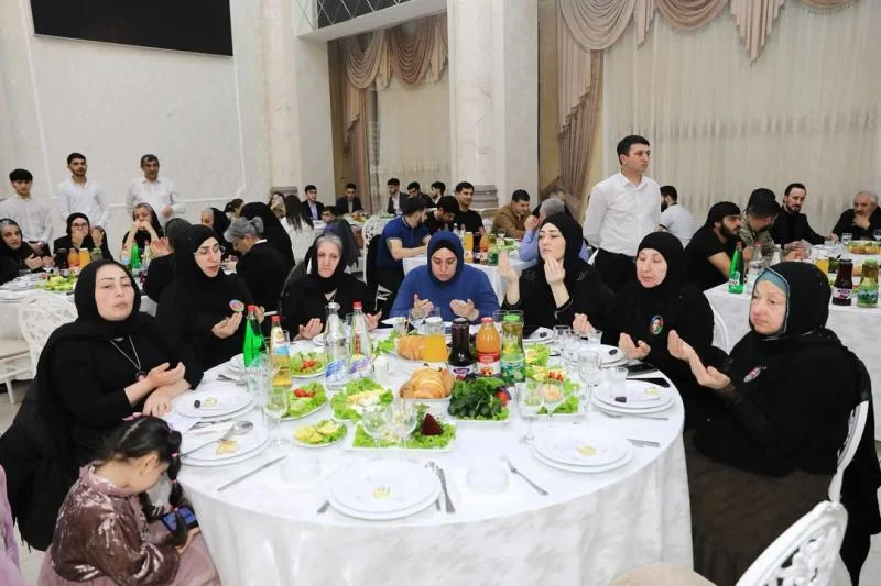 İş adamı şəhid ailələri və qazilər üçün iftar süfrəsi təşkil etdi FOTOLAR