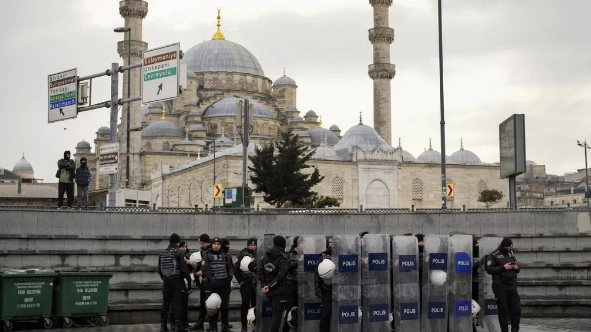 Türkiyəni silkələyən əməliyyat: Metro və yollar bağlandı, polis hərəkətə keçdi Nə baş verir?