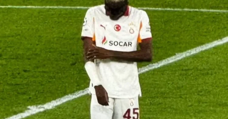 Osimhenin qolu sındı