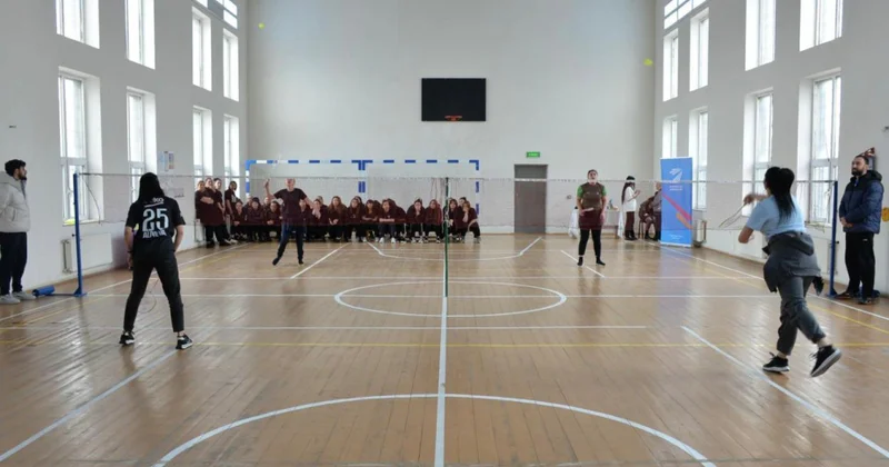 Qadın və yeniyetmə məhkumlar badminton yarışında mübarizə aparıblar