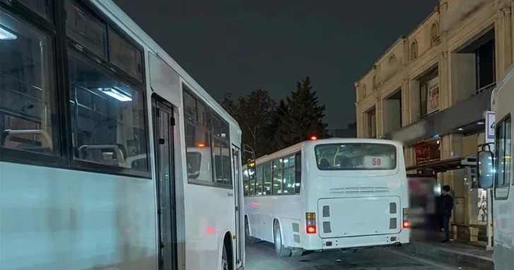 Опасный хаос на остановке в Баку: припаркованные автобусы выталкивают пассажиров на проезжую часть