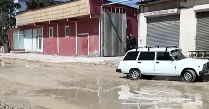 По колено в грязи: жители Наримановского района Баку жалуются на затянувшийся ремонт дороги