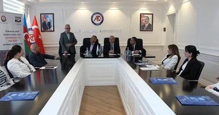 Avrasiya Universitetində ana dilimizin mədəni missiyasına həsr olunan ictimai müzakirə keçirildi FOTOLAR