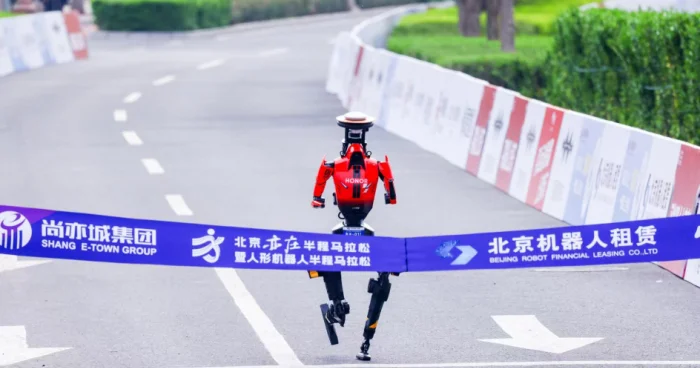 Yerdən ayağını quş kimi üzüb... Robot insana qalib gəldi!