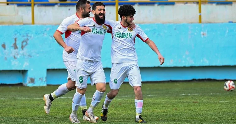 II Liqada autsayderlər üz üzə gəldi