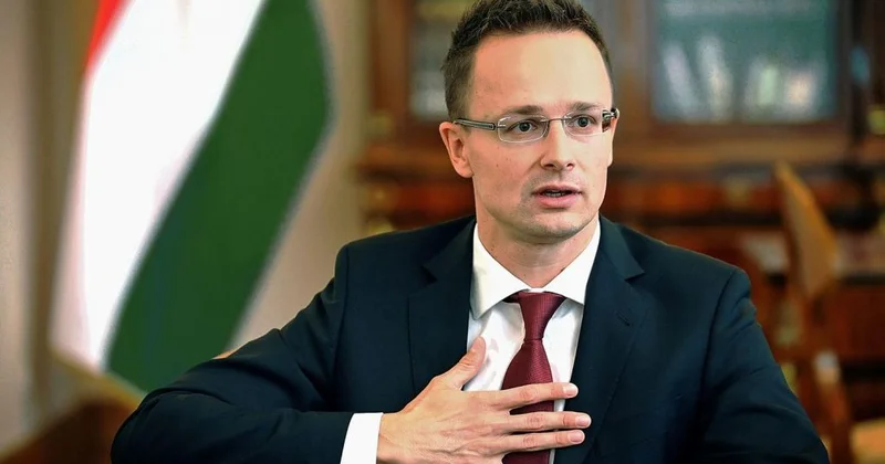 Сийярто: Украина воюет за себя, а не за нас