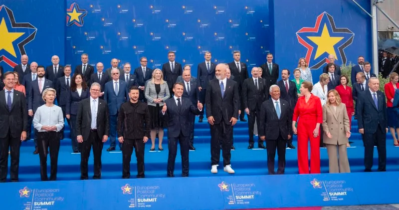 Во Франции Макрона назвали придурком за фотографию на саммите в Албании