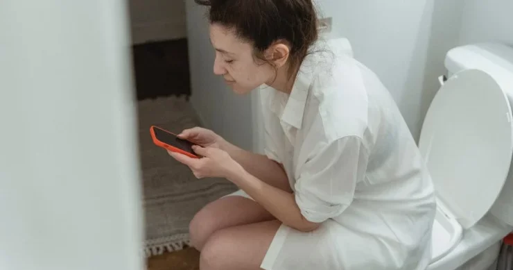 Tualetdə telefondan istifadə bu riski ARTIRIR