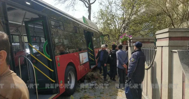 Bakı Bus avtobusu ilə toqquşan maşın aşdı Video