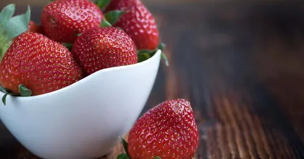 Врач рассказала о вреде клубники