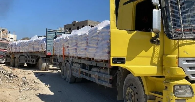 İsrail: Qəzzaya humanitar yardım daşıyan ilk beş yük maşını buraxılıb