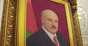 Генсек ЦК Компартии Вьетнама подарил Лукашенко портрет из драгоценных камней