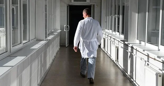 Rusiyada həkim niqablı qadının anusuna yad cisim soxub və əri tərəfindən döyülüb