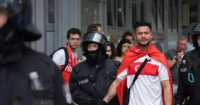 Türkiyə çempionunun fanatları Berlində 33 polisi yaralayıb