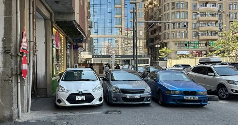 Bu küçədə sürücülər piyadaların yolunu bağlayıb