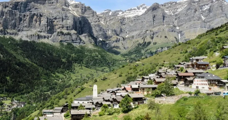 İsveçrədəki kənd 1 milyon kubmetr qaya sürüşməsi təhlükəsi səbəbindən təxliyə edilib