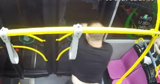 Sərxoş sərnişin avtobusun şüşəsini sındırdı Video