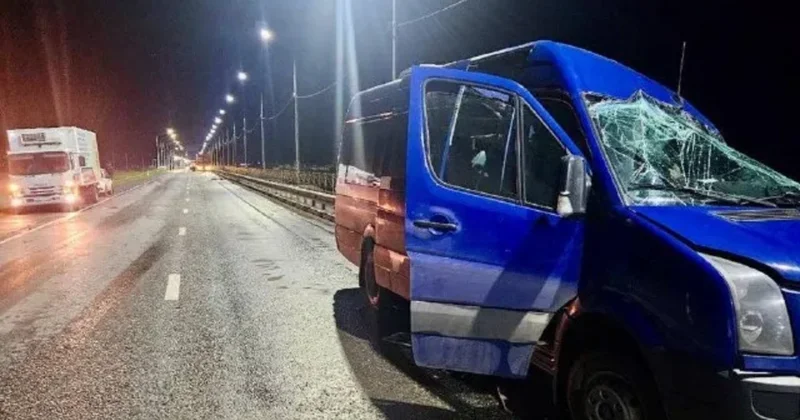 Rusiyada sərnişin mikroavtobusu yük avtomobili ilə toqquşub: Çoxlu sayda ölən var