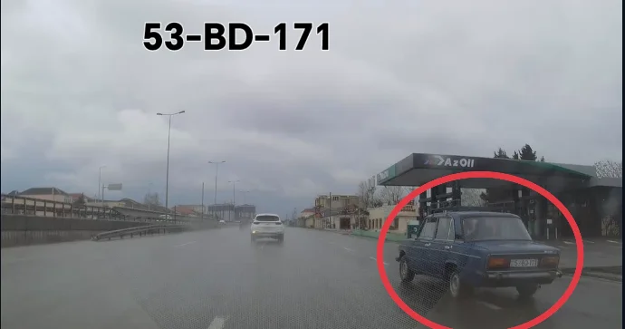 Bu yolda sağ zolağı bəyənməyən sürücülər sola çıxıb təhlükə yaradırlar VİDEO