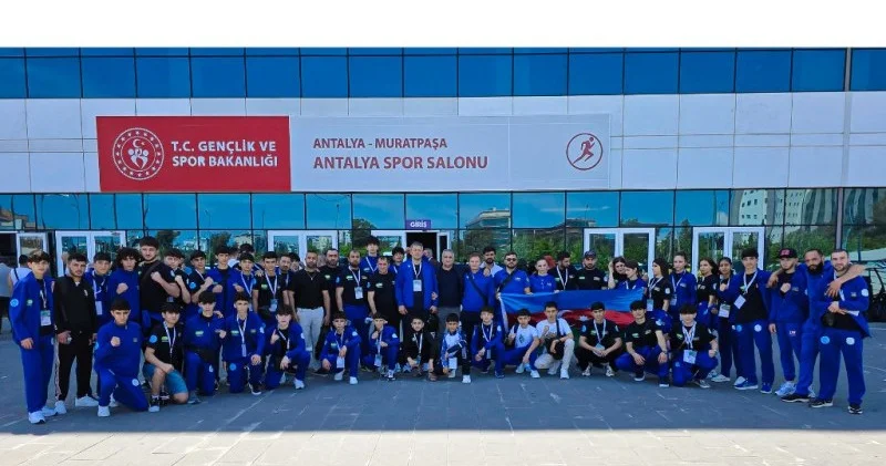 Naxçıvandan olan idmançılar dünya kubokunun mükafatçıları sırasında