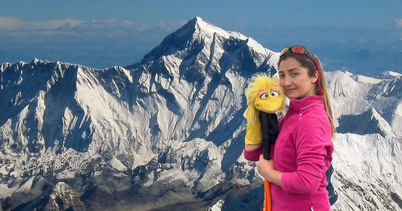 Azərbaycanlı qadın müəllim Everesti fəth etdi FOTO