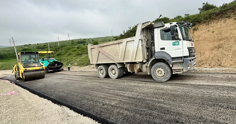 Sürüşmədən sonra Şamaxı Cabanı Əngəxaran yolunun 11 ci kilometrliyində bərpa işləri aparılır