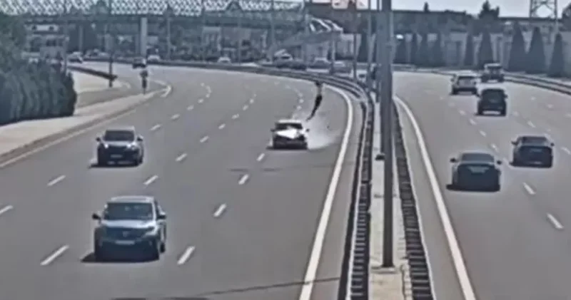 В Баку женщина побежала под колеса автомобиля Необъяснимое ДТП / ВИДЕОФАКТ