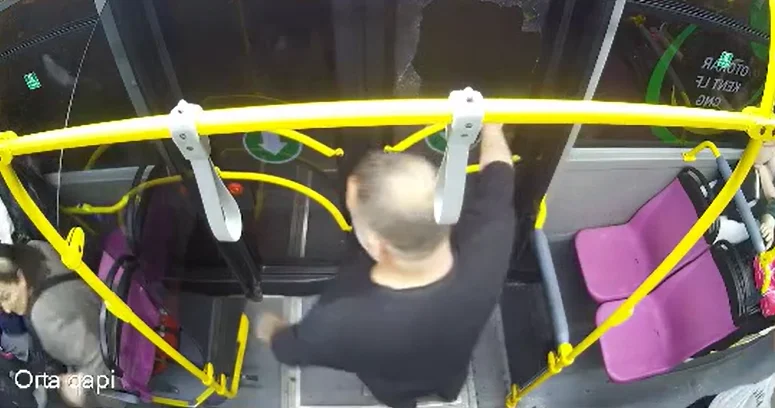 В Баку пьяный пассажир разбил стекло в двери автобуса