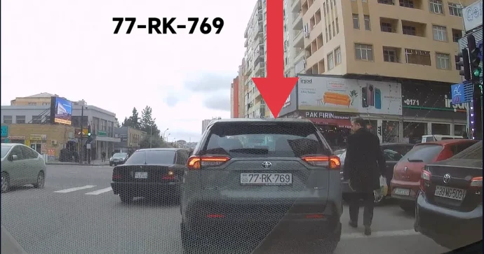 Maşını yolun ortasında saxlayan xanım sürücüdən ağlasığmaz hərəkətlər VİDEO