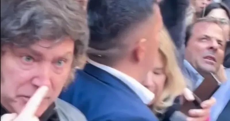 Журналист ударил президента Аргентины микрофоном ВИДЕО