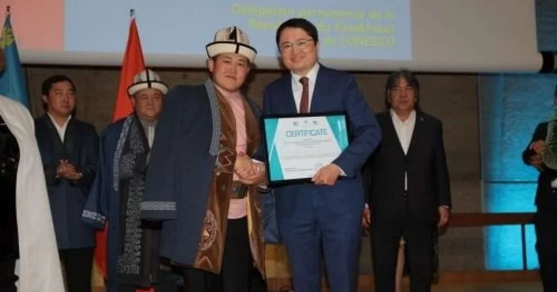 Qazax və qırğız aşıqları Parisdə oxudular