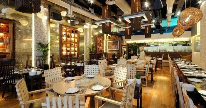 Bu ölkədə restoranlarda danışmaq qadağandır