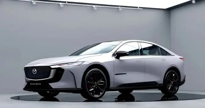 Mazda idman üslublu yeni elektrikləşdirilmiş sedanı təqdim etdi...