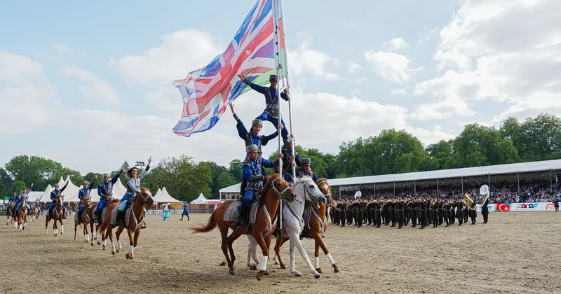 Britaniya kralı Azərbaycan çaparlarının at yarışını izləyib