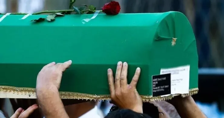 30 yaşlı həkim dostunun tabutunu daşıdığı zaman öldü
