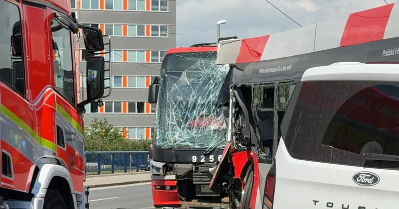 В Праге в результате столкновения автобуса и трамвая пострадали 18 человек ОБНОВЛЕНО