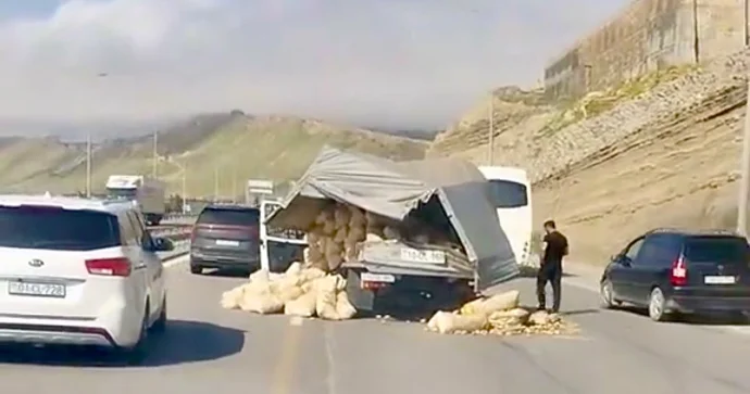 Paytaxtda “QAZel”in yük yeri dağıldı, kartoflar yola səpələndi VİDEO