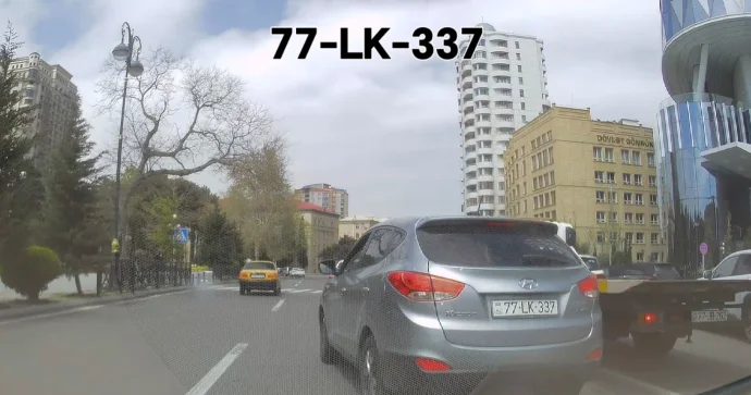 İstədiyi kimi manevr edən sürücü qaydaları pozub təhlükə yaratdı VİDEO